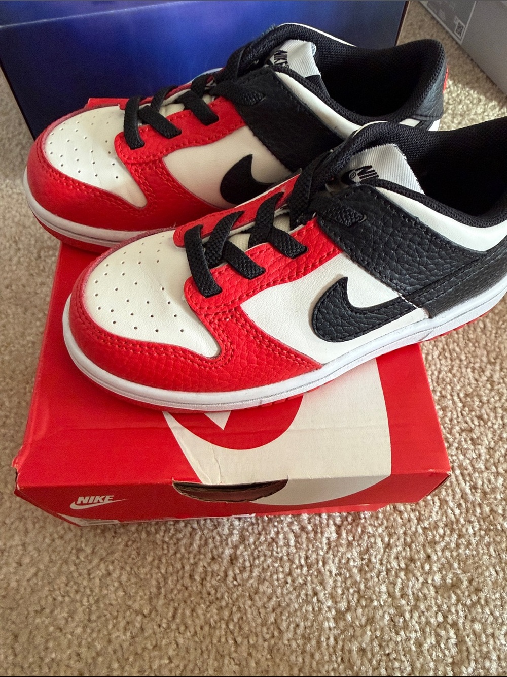 Nike Kids Low-Top Sneakers in Red, White & Black